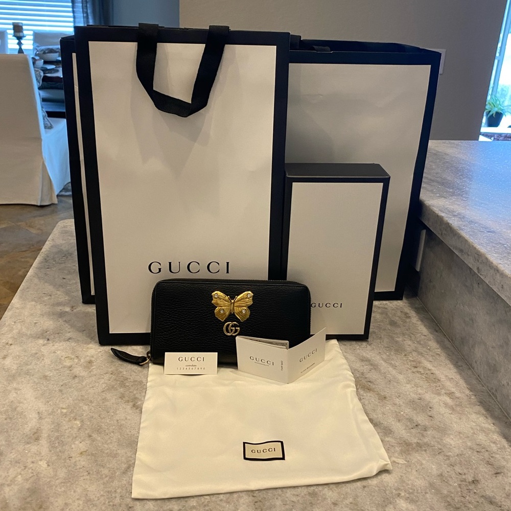 💯 Authentic Gucci black pebbled calfskin Butterfly zip around wallet